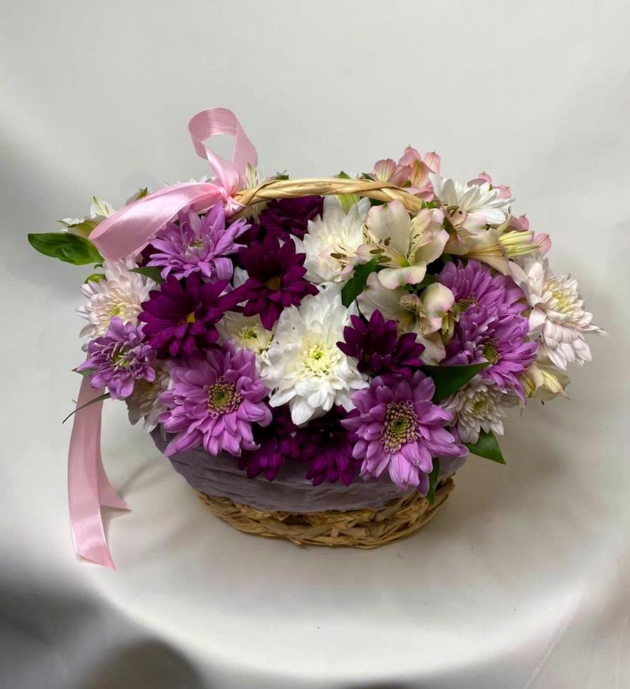 Цветочная композиция из Хризантемы и Альстромерии в корзине в Харланиху-2