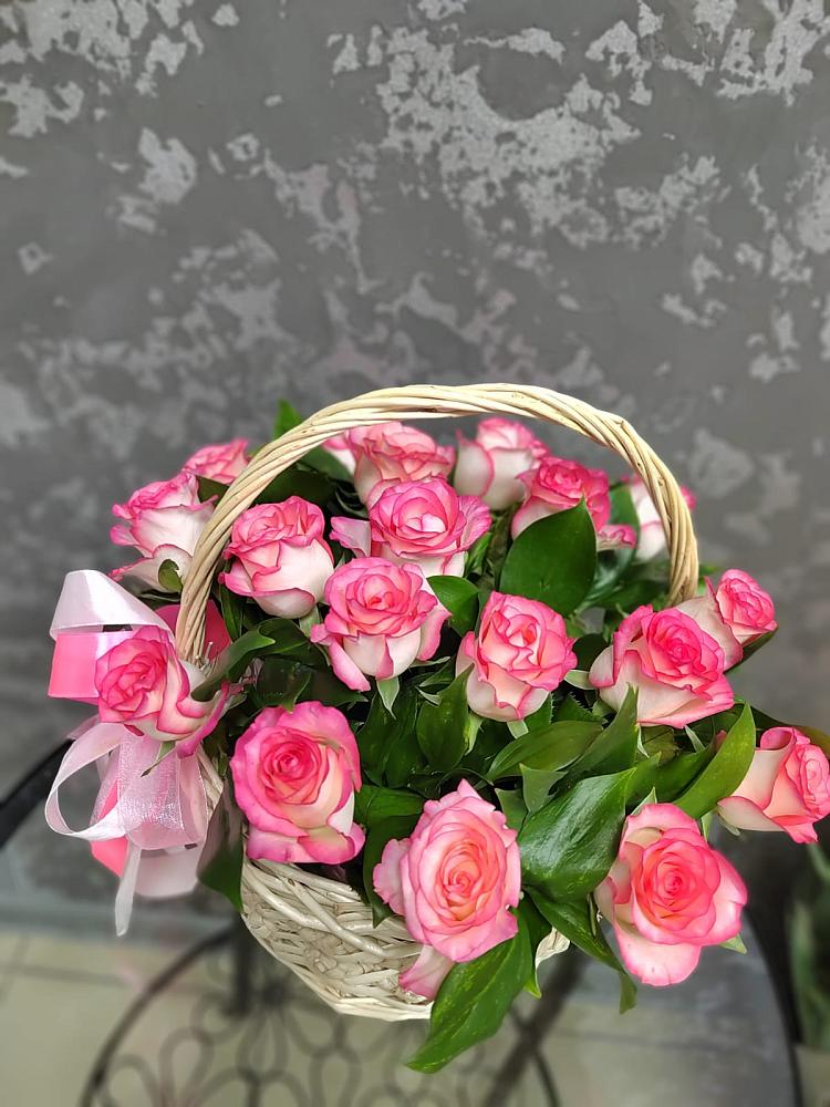 Цветочная композиция из Розы в корзине в Харланиху-2
