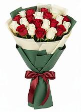 Букет Микс из красных и белых роз в Харланиху-2