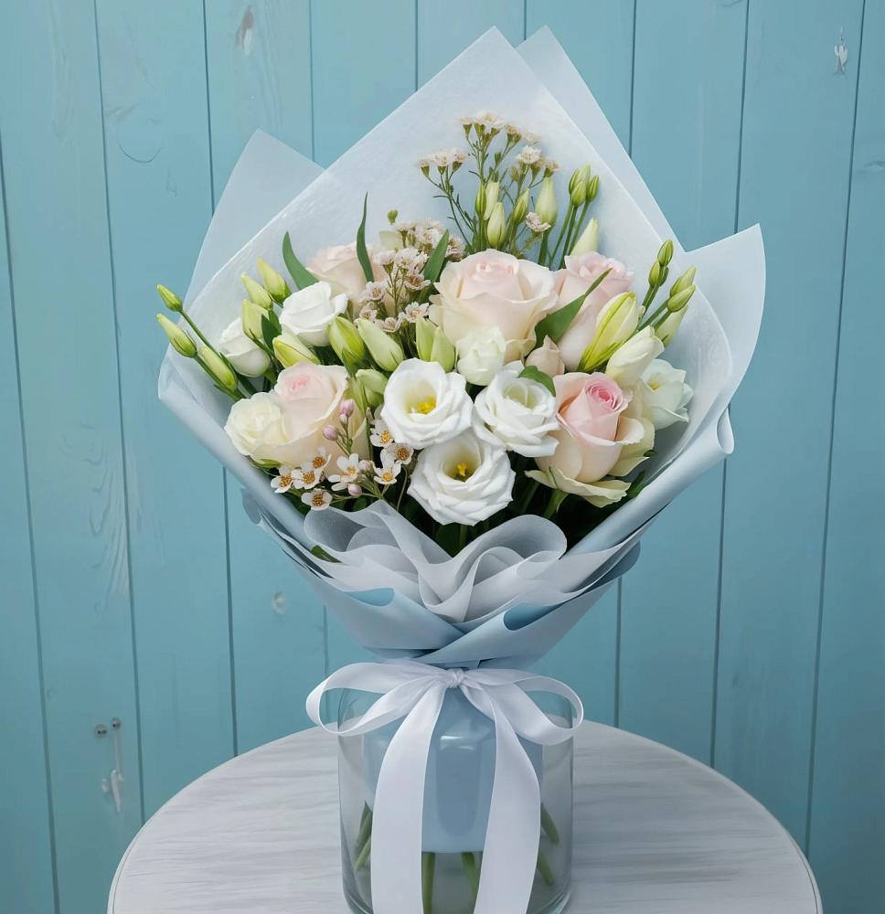 Букет цветов из: Розы и Лизиантусы в Харланиху-2