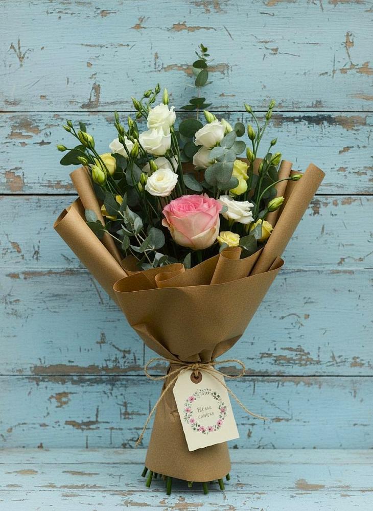 Букет цветов из: Розы и Лизиантусы в Харланиху-2