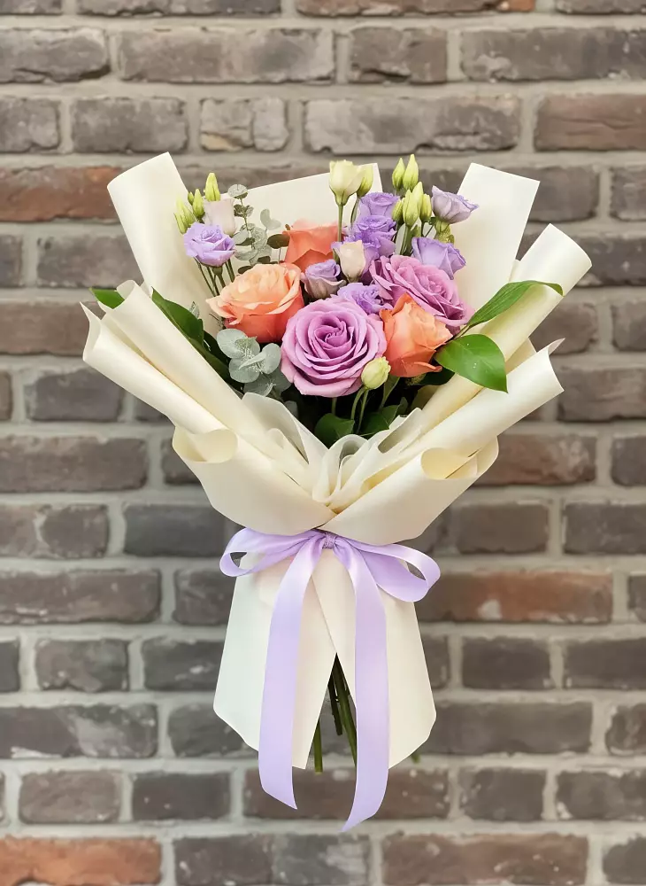 Букет цветов из: Лизиантусы и Розы в Харланиху-2