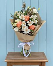 Букет цветов из:  Альстромерии, Лизиантусы, Розы и Хризантемы в Харланиху-2