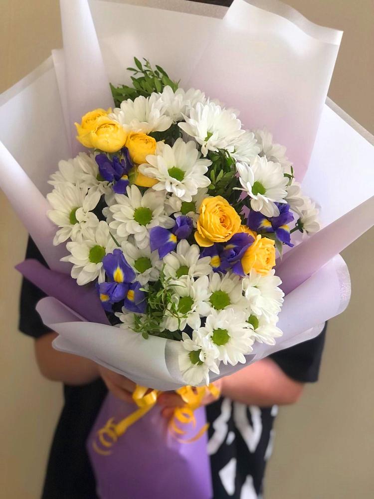 Букет цветов из: Ирисы, Хризантемы и Розы в Харланиху-2