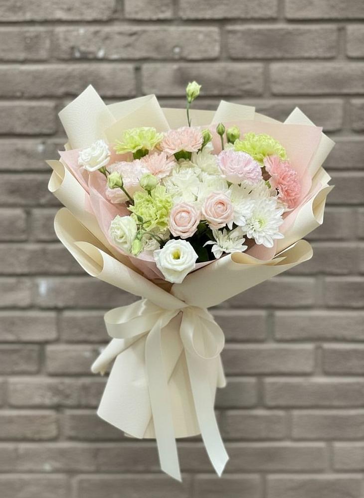 Букет цветов из: Гвоздики, Розы, Лизиантусы и Хризантемы в Харланиху-2