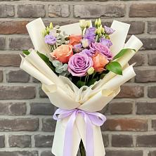 Букет цветов из:  Лизиантусы и Розы в Харланиху-2