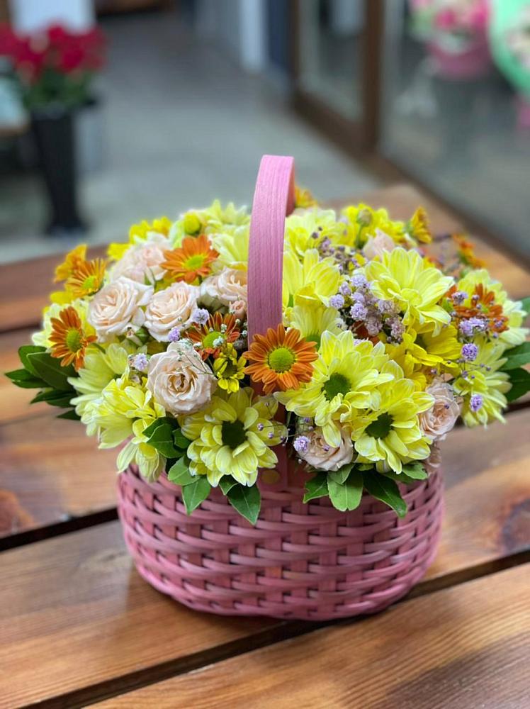 Цветочная композиция из Хризантемы и Розы в корзине в Харланиху-2