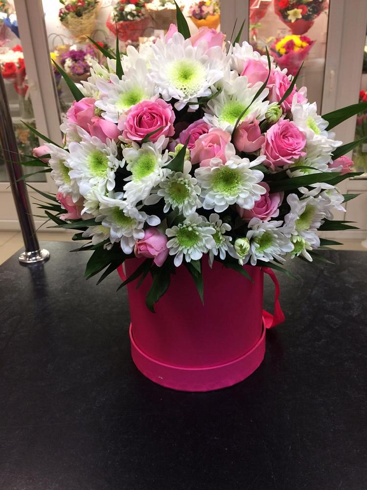 Цветочная композиция из Розы и Хризантемы в шляпной коробке в Харланиху-2