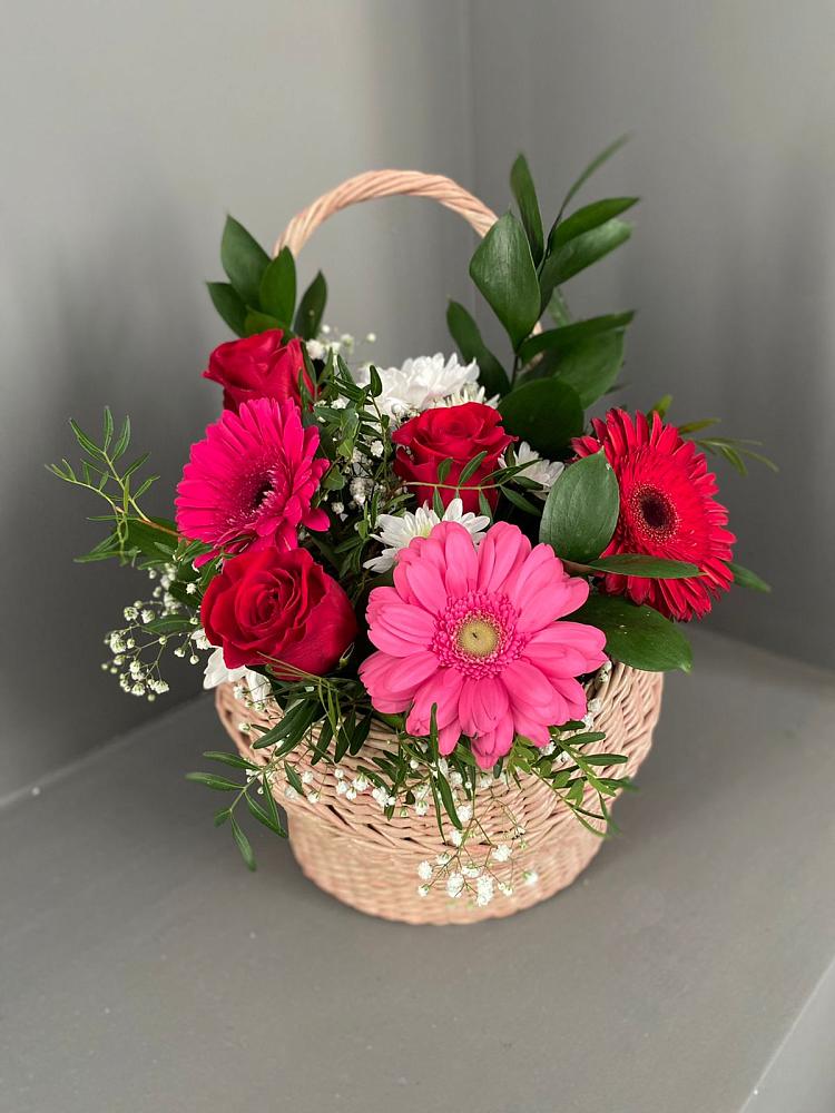 Цветочная композиция из Розы, Хризантемы и Герберы в корзине в Харланиху-2
