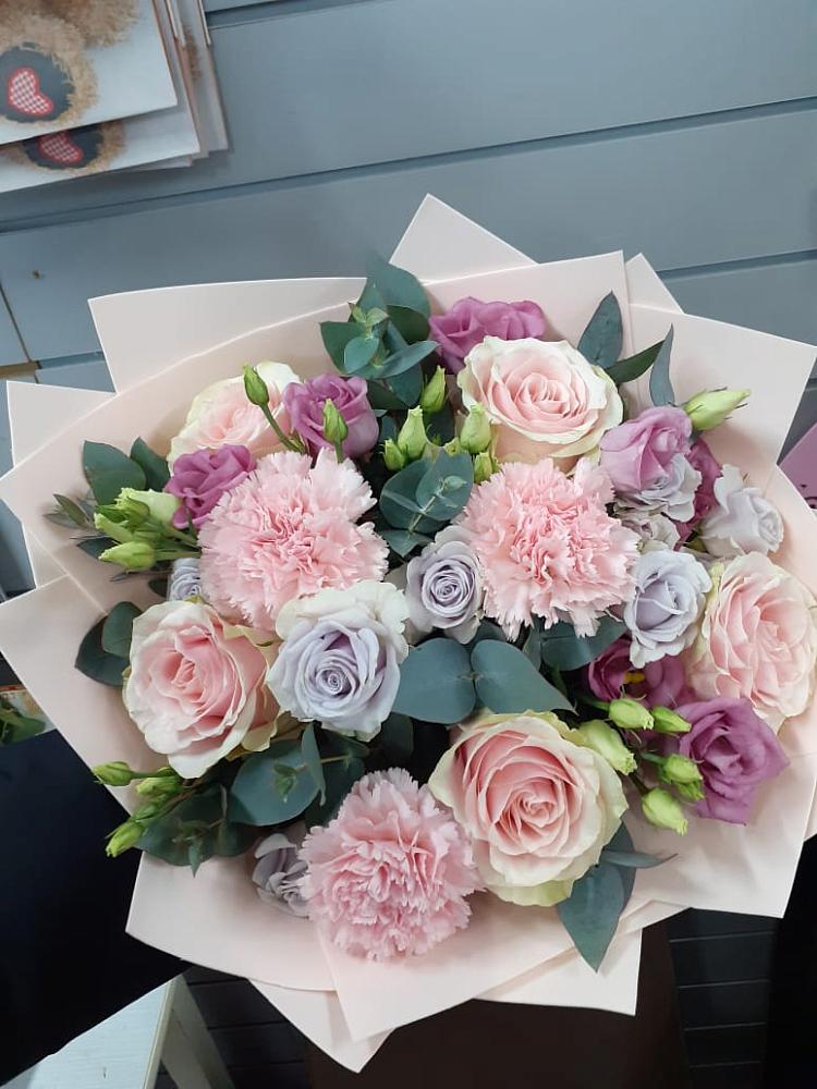 Букет цветов из: Розы, Гвоздики и Лизиантусы в Харланиху-2