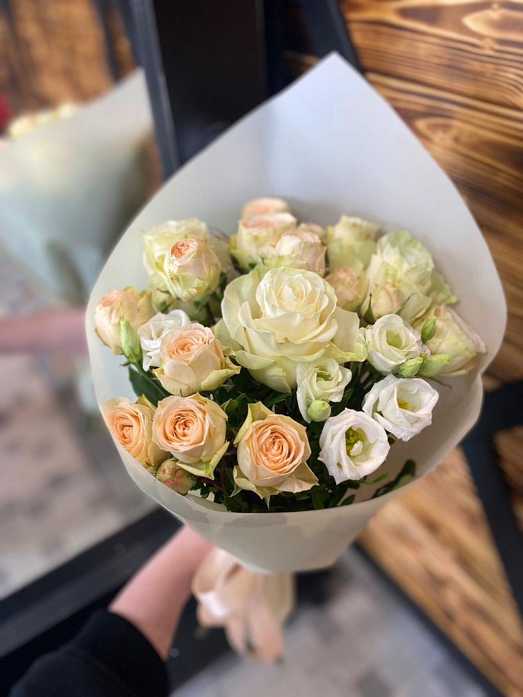 Букет цветов из: Розы и Лизиантусы в Харланиху-2