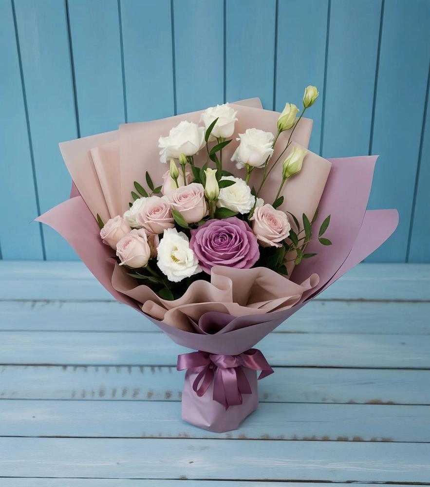 Букет цветов из: Розы и Лизиантусы в Харланиху-2